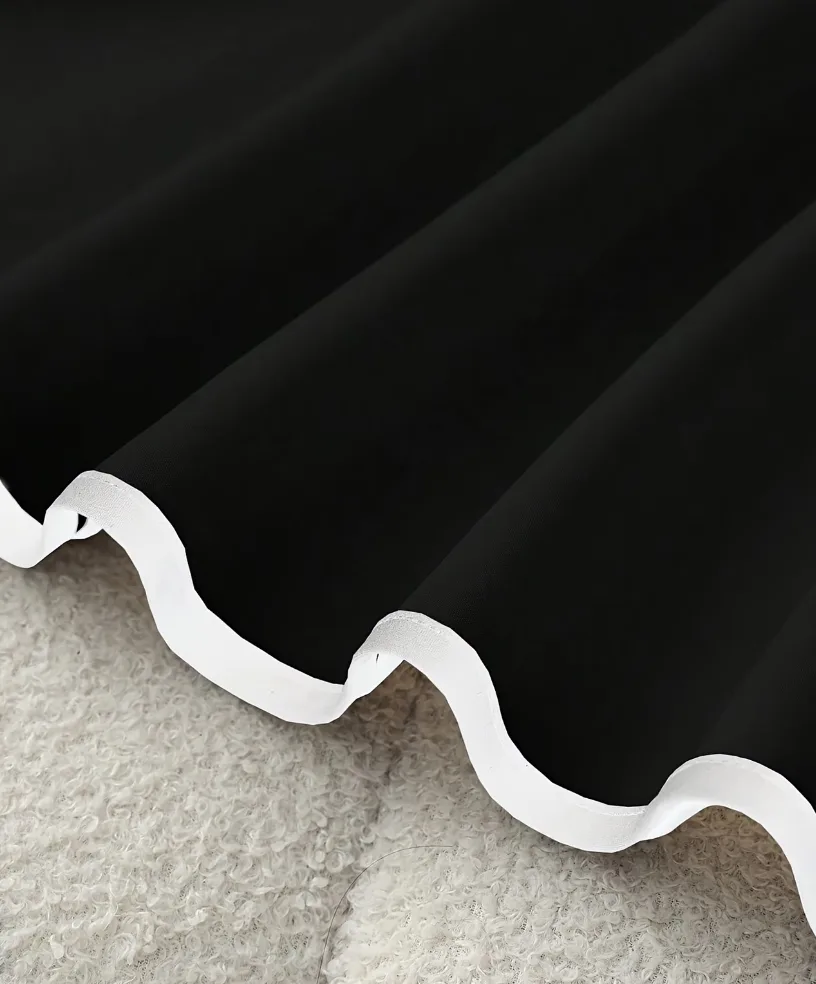 Detalle del borde inferior del vestido con ribete blanco